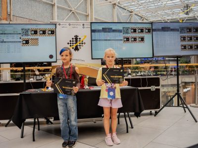 ученики шахматной школы на шахматном турнире