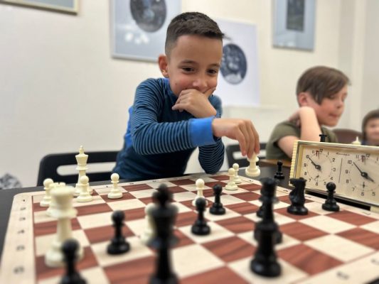 ученик шахматной школы на занятии по шахматам